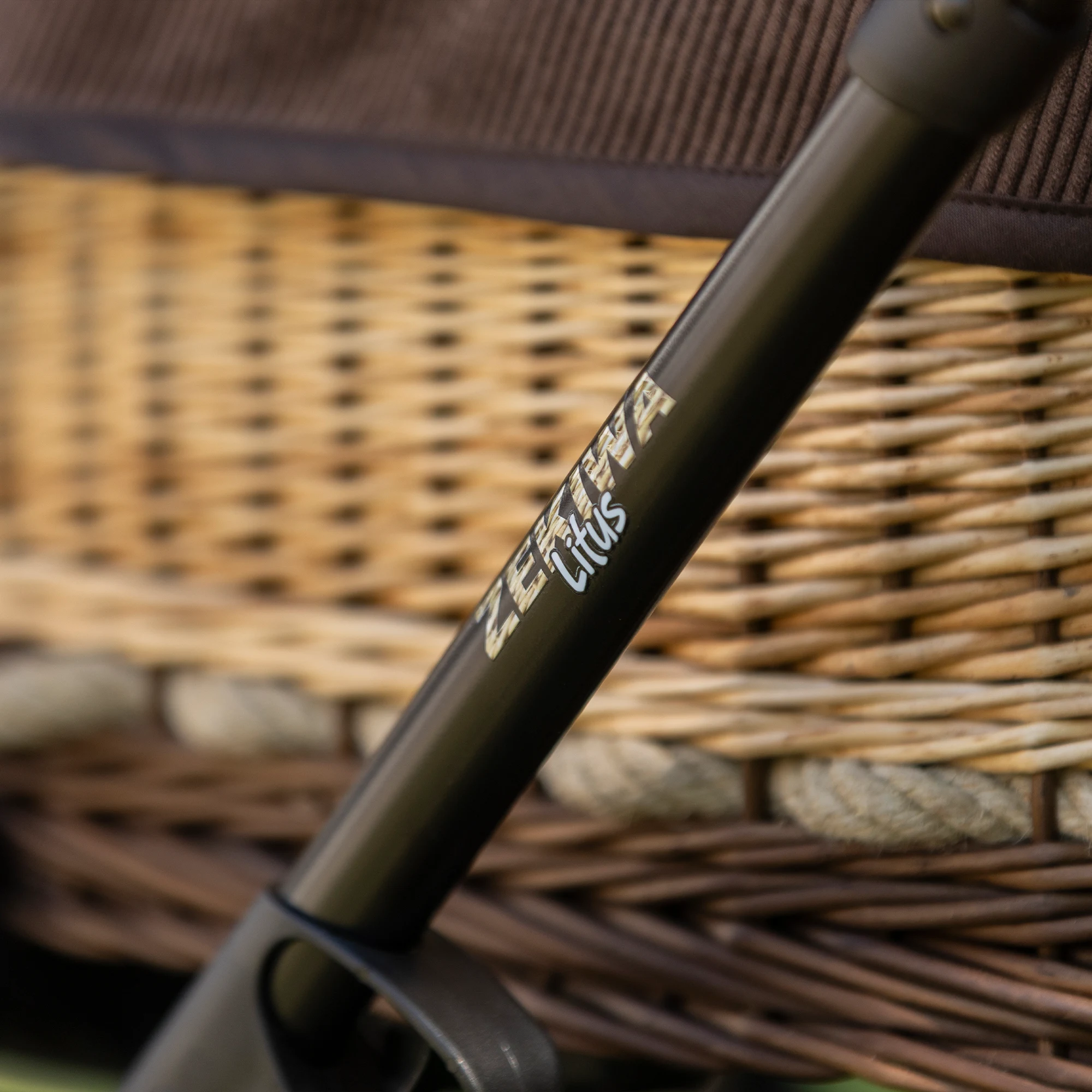 Korbkinderwagen "Litus" - Cord Braun- mit 81cm Liegefläche - 100% Naturweide - Riemenfederung - 14 Zoll Luft-Räder - große Wickeltasche