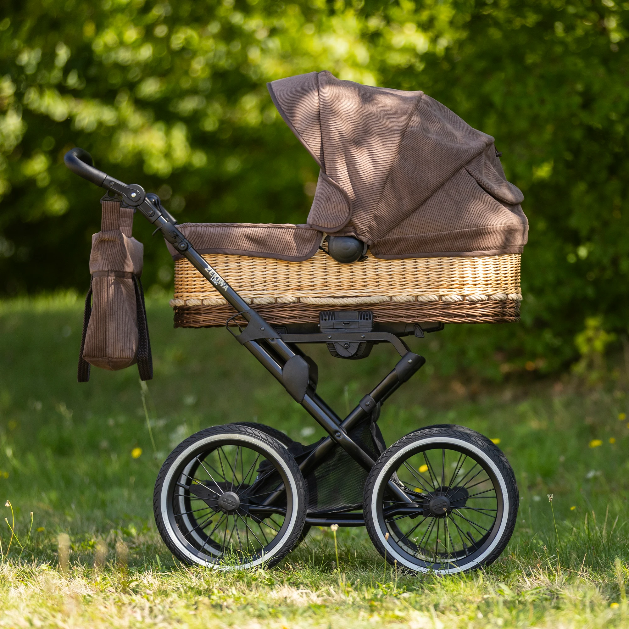 Korbkinderwagen "Litus" - Cord Braun- mit 81cm Liegefläche - 100% Naturweide - Riemenfederung - 14 Zoll Luft-Räder - große Wickeltasche